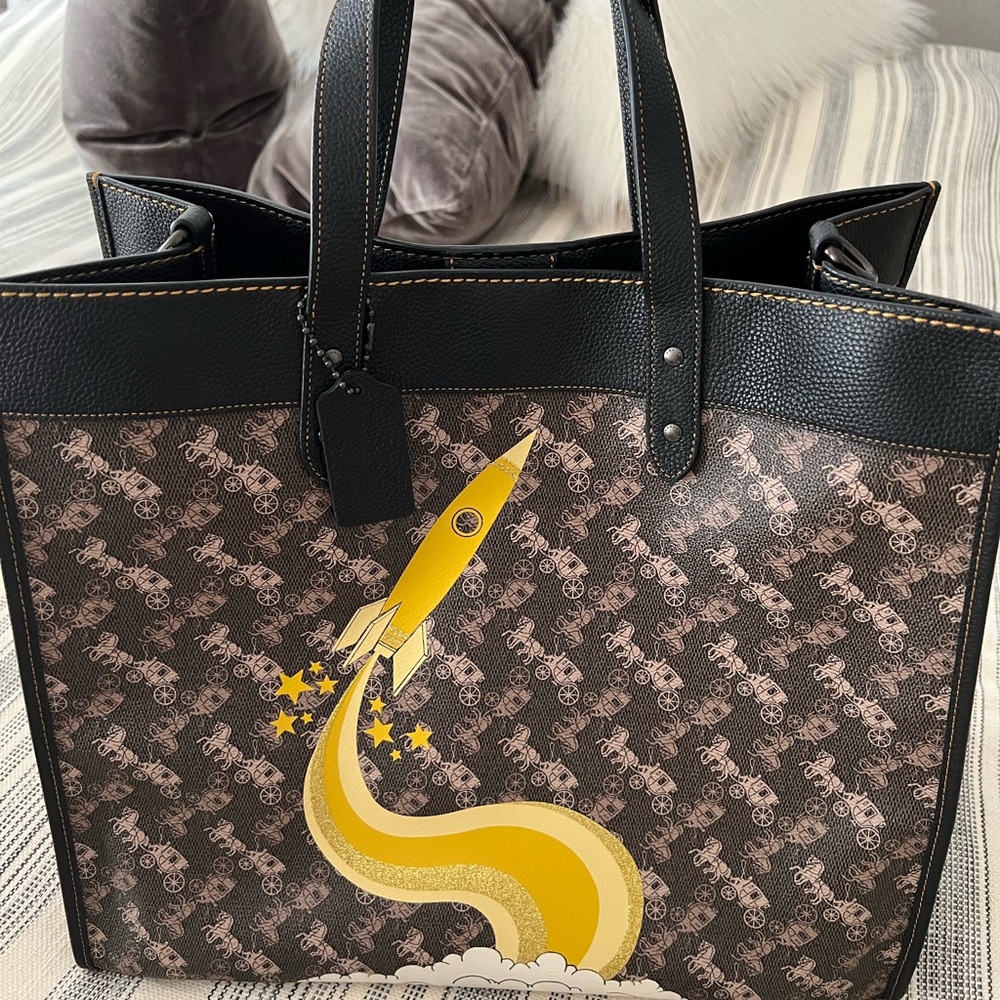 Coach Field Tote 40 With Horse And Carriage Print And Rocket #79025. Worn once